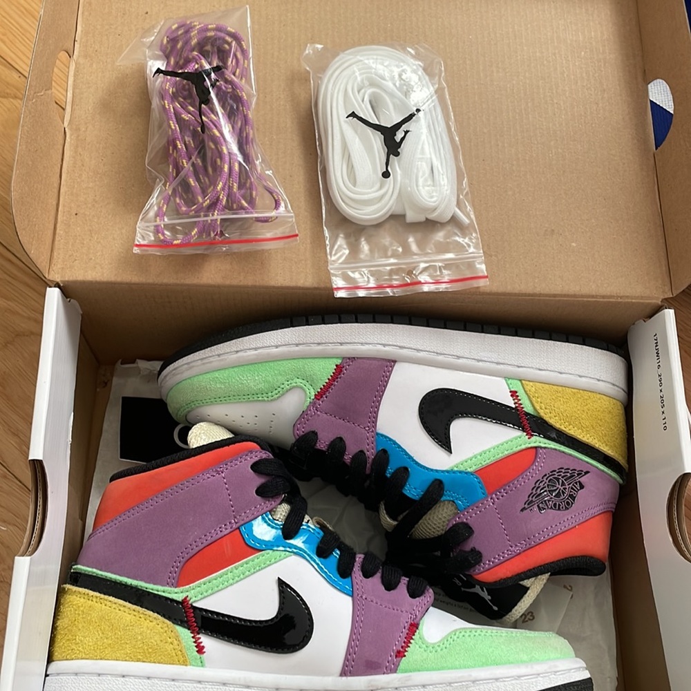 Air Jordan 1 mid lightbulb women’s size 6